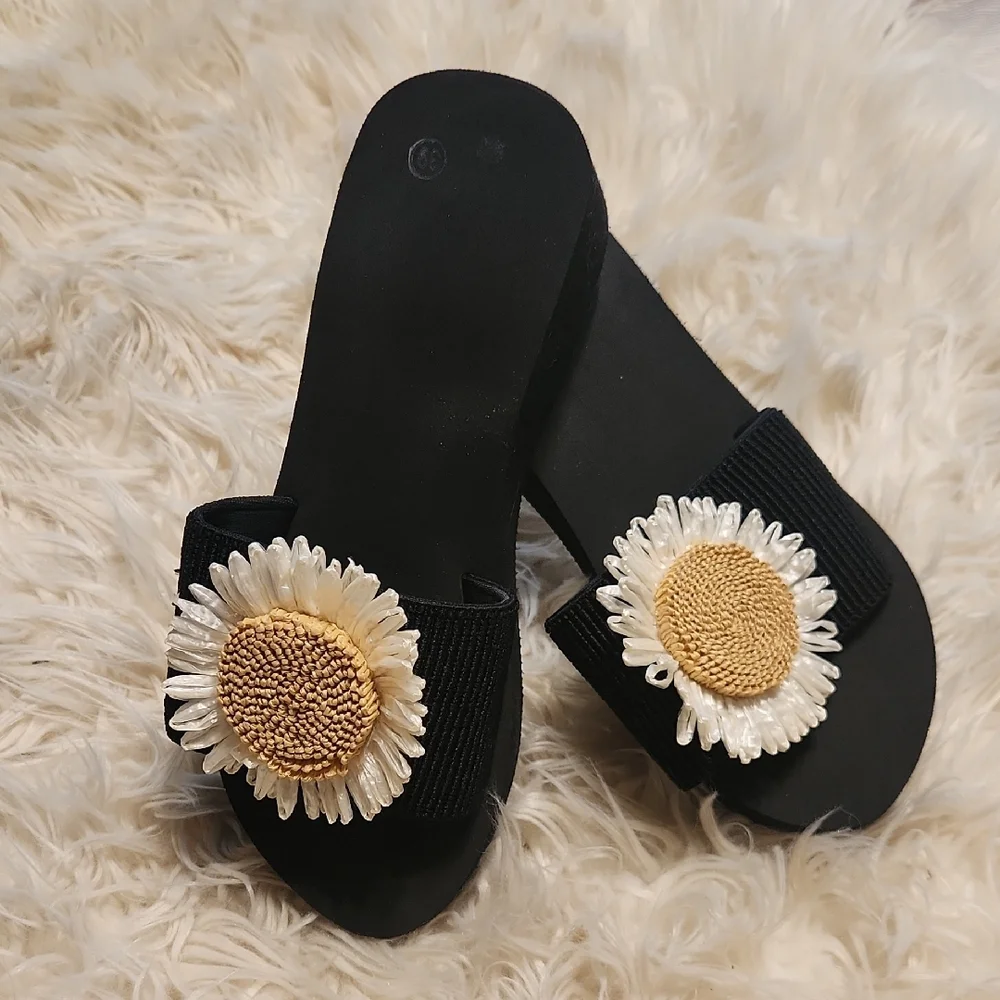 Black and White Floral Sandals with Plush Base - Picture 1 of 2